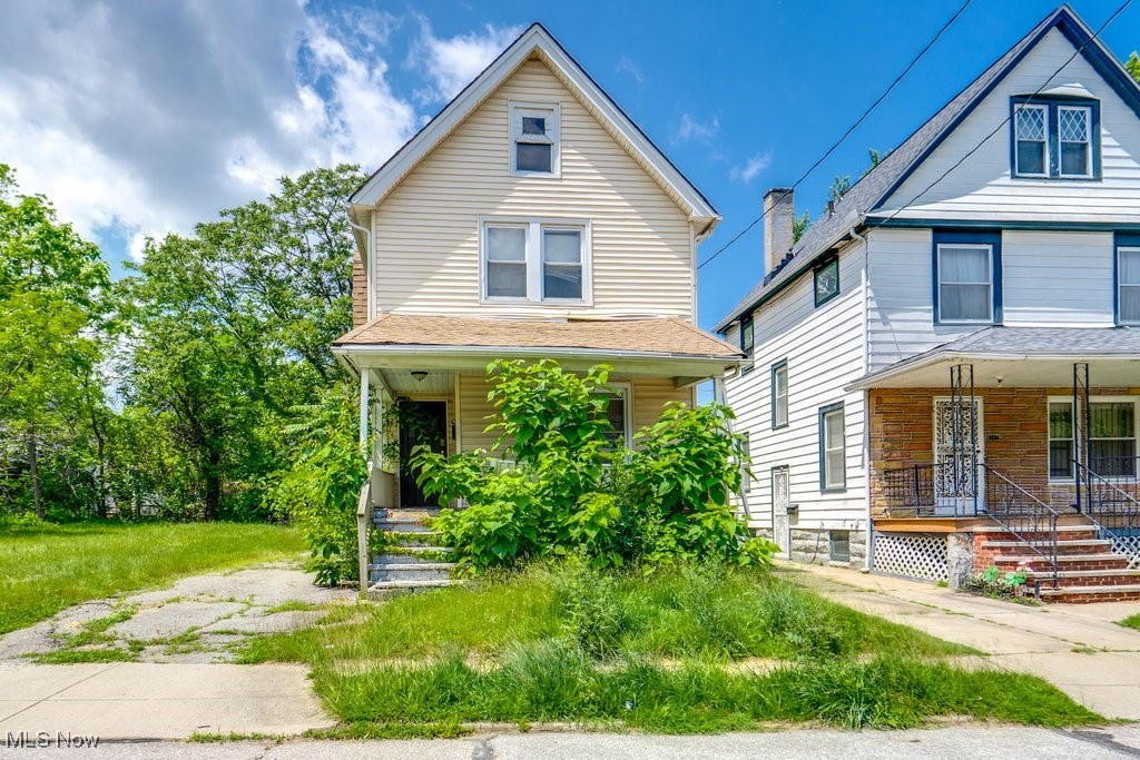 Welcome to this 3 bedroom, 1 bathroom home. This home features three large sized bedrooms, with two of
them having walk in closets. The first floor consists of the living room, dining room, kitchen where all of the appliances
are staying as well as the laundry room. This home needs some cosmetic work to bring it back to its full potential and can
be a beautiful home or an income generating jewel. Don't miss out on this opportunity, it will not last long.