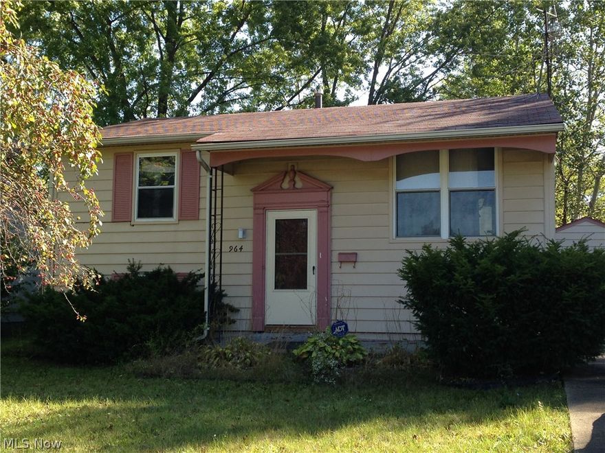 Priced below tax value!  Bi-level with 4 bedrooms,  eat-in kitchen.   Hardwood floors throughout.  High efficiency furnace installed approximately 3 years. ago.
Fenced in yard.