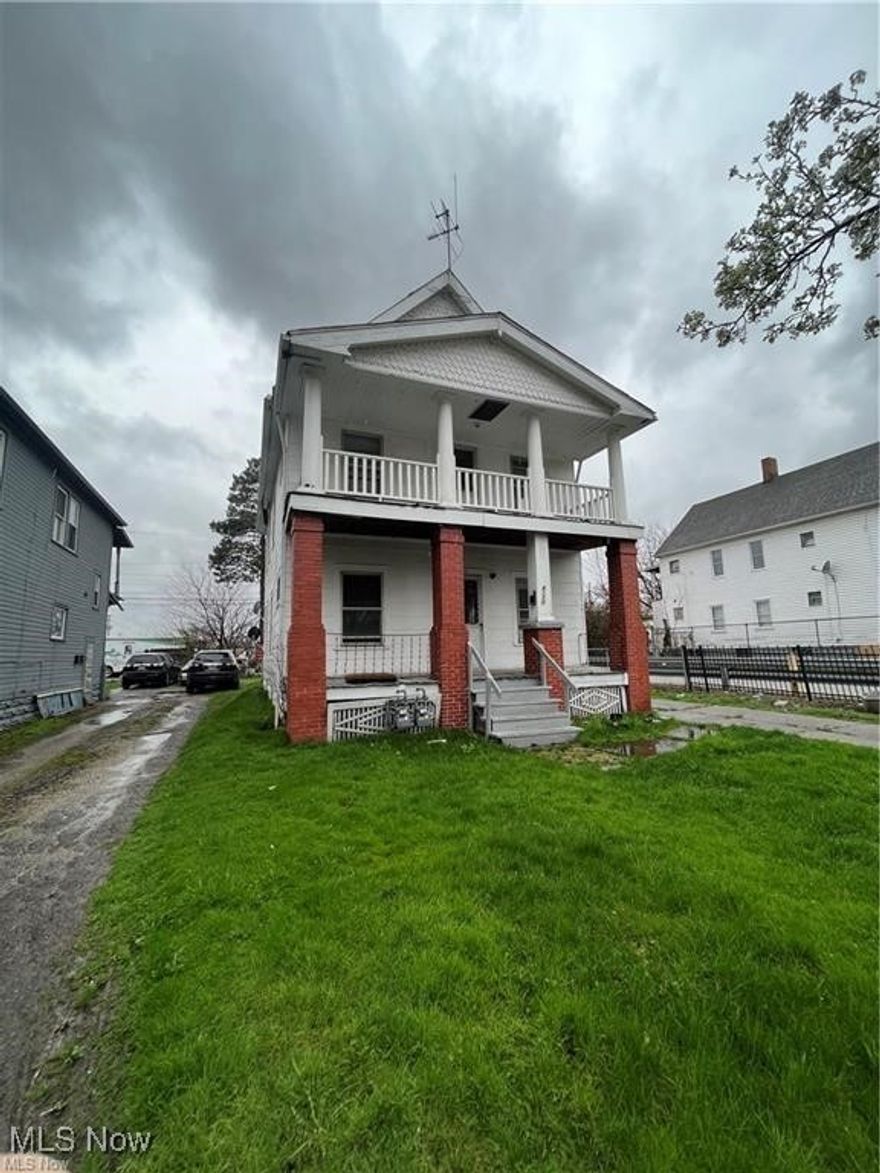 **Exciting Investment Opportunity**  
Unlock the potential of this spacious 6-bedroom, 2-bath duplex, currently available for immediate occupancy. With the entire property vacant, you have the perfect canvas to create your investment vision. Whether you choose to generate rental income right away or embark on a renovation project, the possibilities are endless.