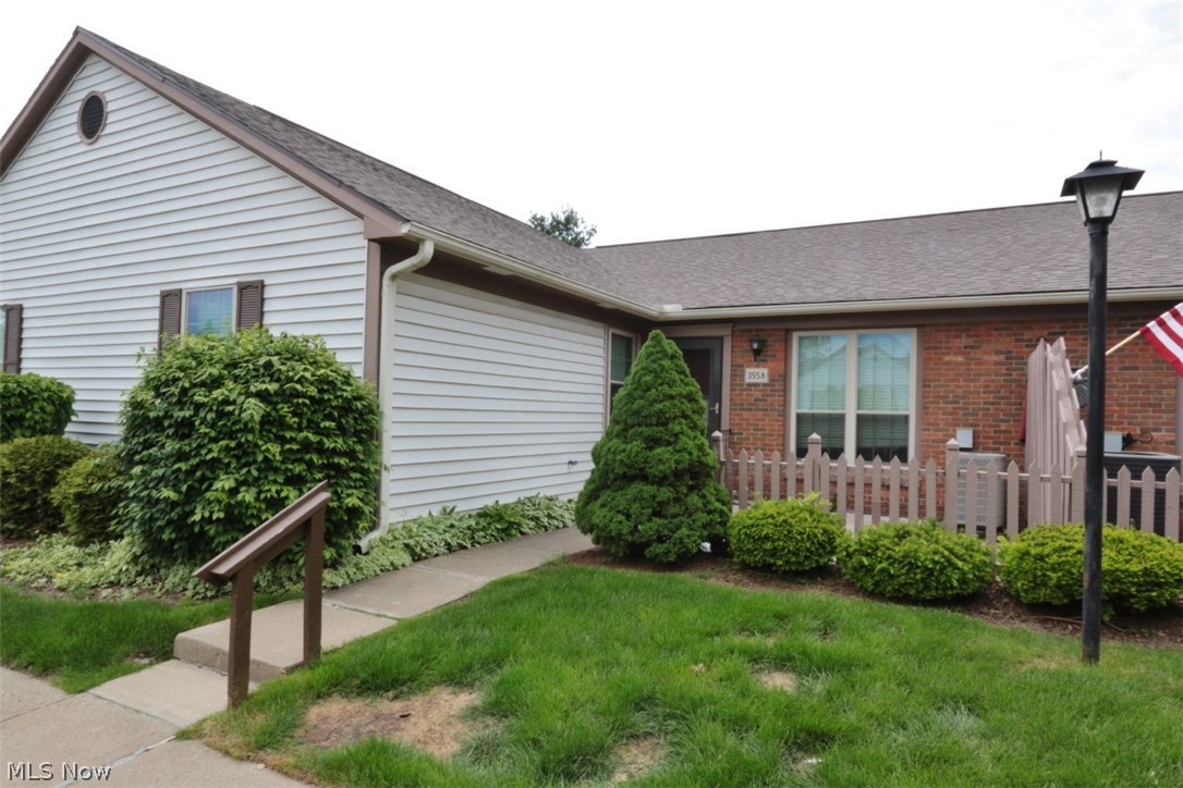 Ready to lease 2 bedroom, 1 bath condo, equipped with a full sized washer and dryer. Great location, just off Maple Avenue and close to Colony Square Mall. Tenant responsible for electric, water, sewer, cable and phone.
All applicants subject to credit and background check.
Approval for pet must be obtained from the owner (additional charges would apply if approval given)