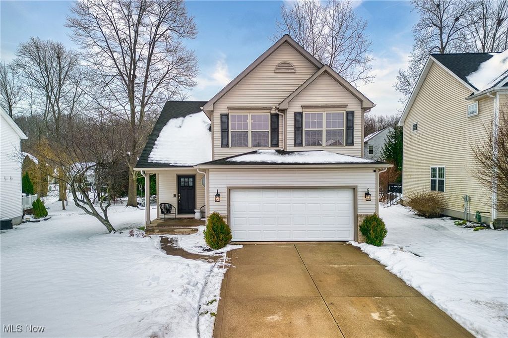 Photo of 105 Tinkers Trail, Chardon, OH 44024 (MLS # 5180158)