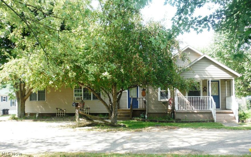 Beautiful Ranch home remodeled in 2006 nestled on a level, double lot with privacy fence. This Awesome home boasts a user friendly Oak Kitchen with breakfast bar, Spacious Open floor plan in the dining and living room areas. The Owners suite has a large walk-in closet. There is also a den/office area, Huge laundry room with additional storage space, and Off street parking. This Home is a MUST See!
This home is currently in a flood plain but, has never flooded.