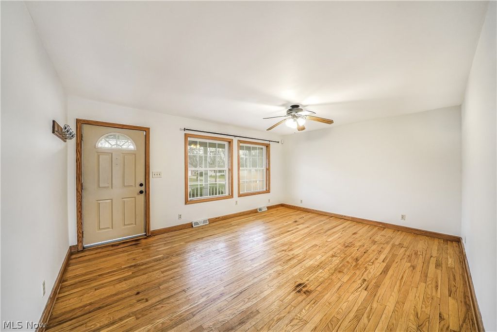 Photo of 5216 Kuszmaul Avenue NW, Warren, OH 44483 (MLS # 5195033)