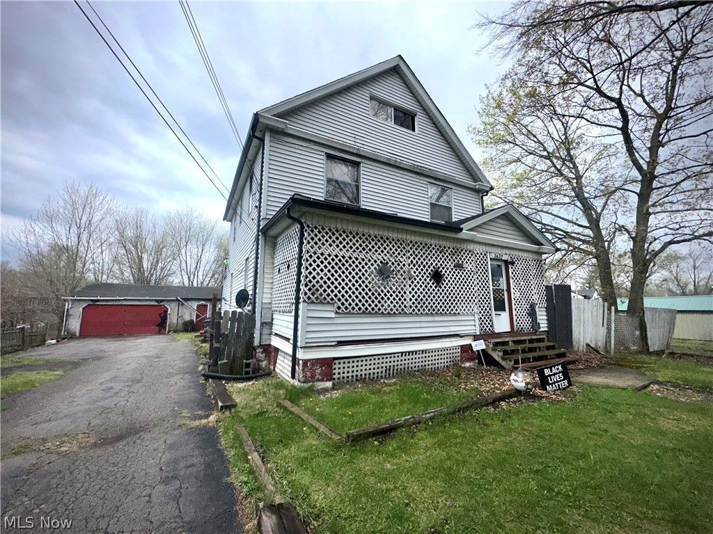 Photo of 1612 Jacobs Road, Youngstown, OH 44505 (MLS # 5204087)
