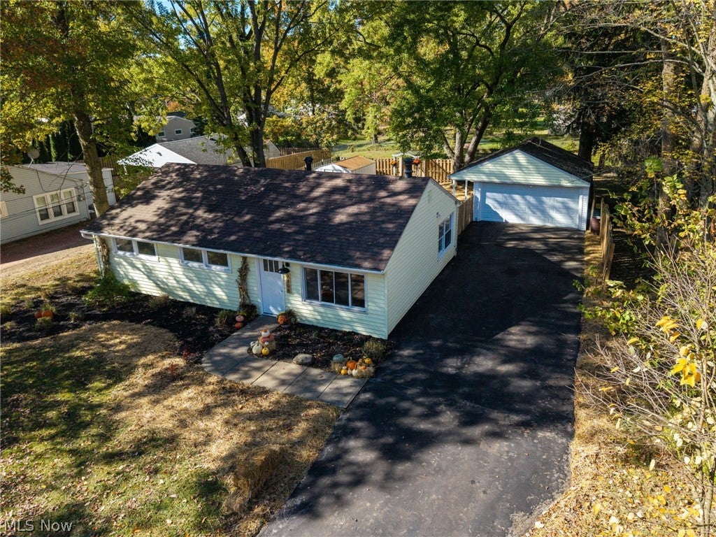 9898 Oakwood Drive