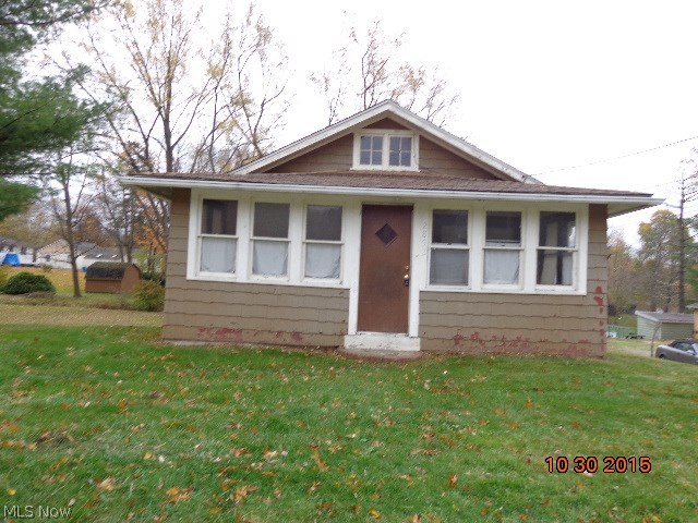 Bungalow with an enclosed front porch. Deck on the rear. Home offers 2 bedrooms, nice sized kitchen, full walk out basement.
Priced to sell. Call for private showing.