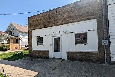 Looking to start a business? This property offers a store front area and a potential area for an apartment above the garage. This property can be used in so many different ways. Tucked away in a small neighborhood but close enough to all the restaurant, stores and other businesses. Schedule your appointment today!