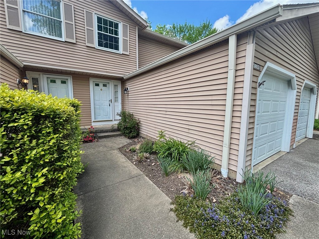 3853 Lake Run Boulevard, Stow, Ohio image 3