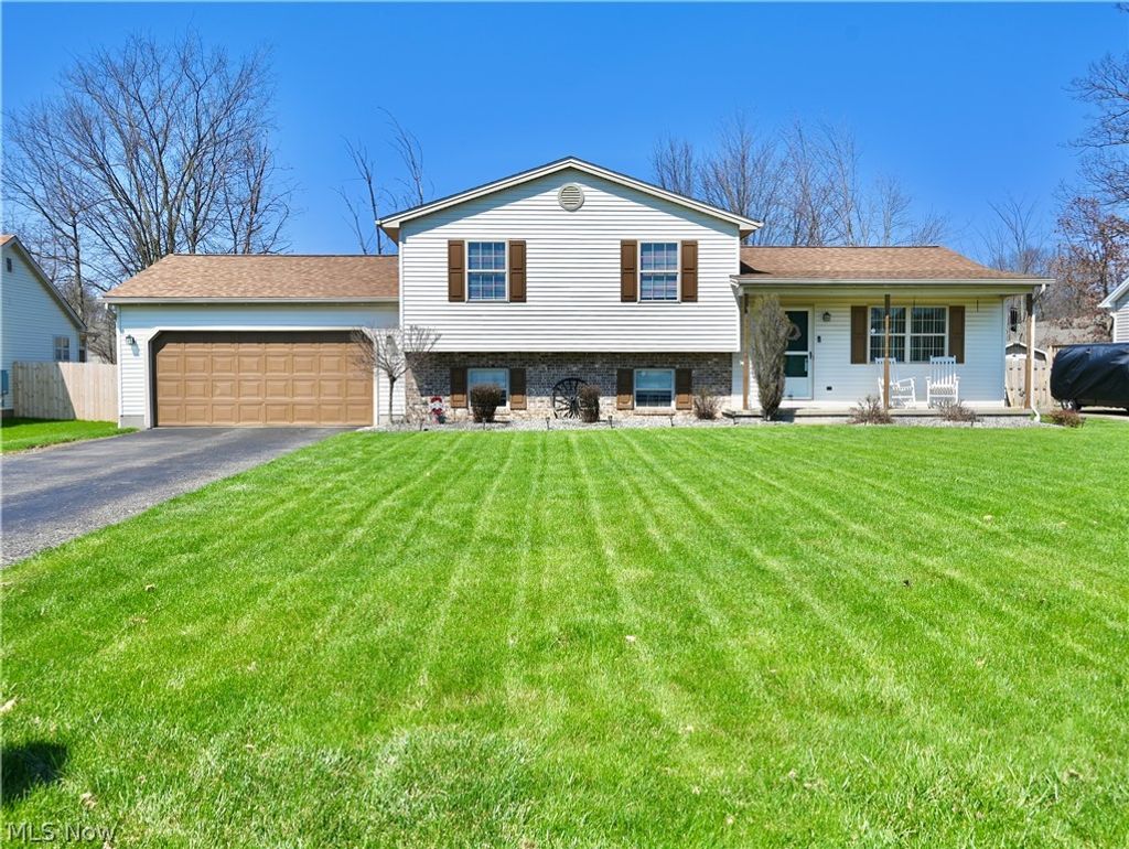 Photo of 4942 Signature Circle, Austintown, OH 44515 (MLS # 5199889)