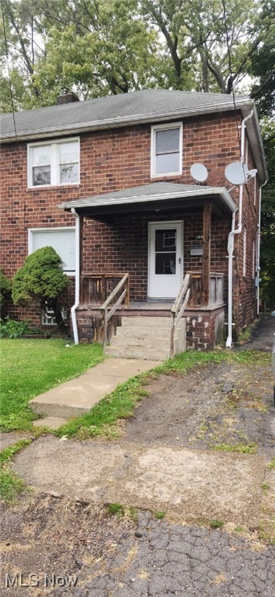 Nice Brick Duplex located in Struthers.  Ready to make your move? Kitchen, living room and dining room on the first floor. Three spacious bedrooms, 1 full bath on the second floor.This unit is available now. . Front porch for outdoor enjoyment.  1 month security deposit, renters insurance is required. $50 application fee.