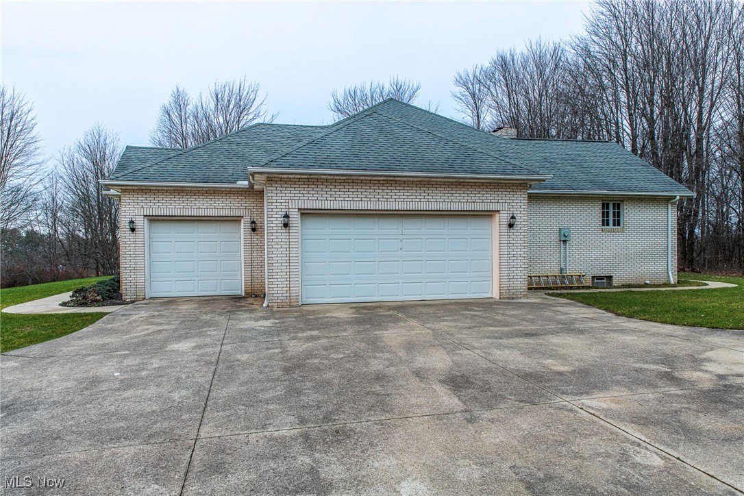 10085 Sawmill Drive, Chardon, Ohio image 4