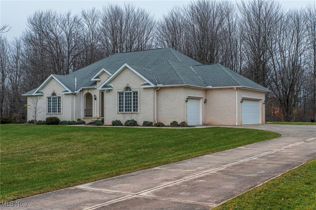 10085 Sawmill Drive, Chardon, Ohio image 3