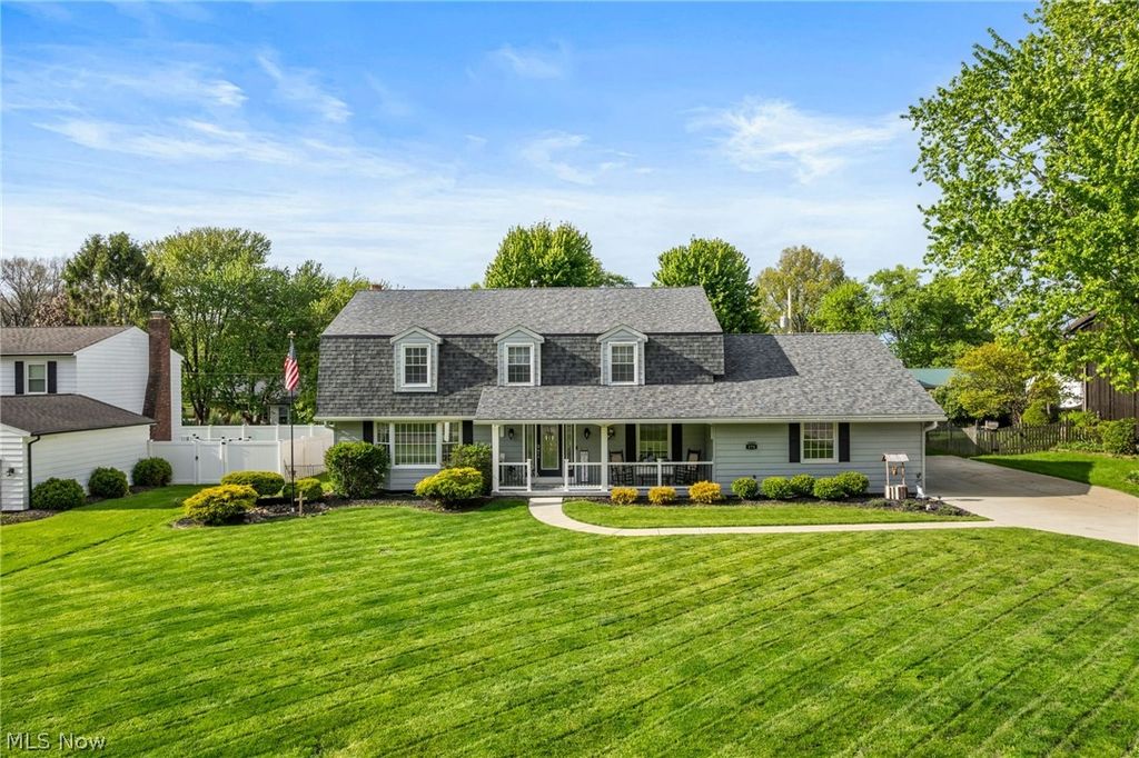 Photo of 175 Crestview Drive, Elyria, OH 44035 (MLS # 5206672)