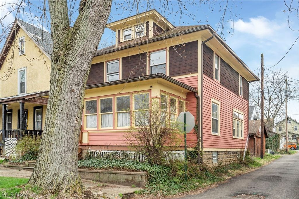 Photo of 121 Chestnut Avenue NE, Massillon, OH 44646 (MLS # 5198099)