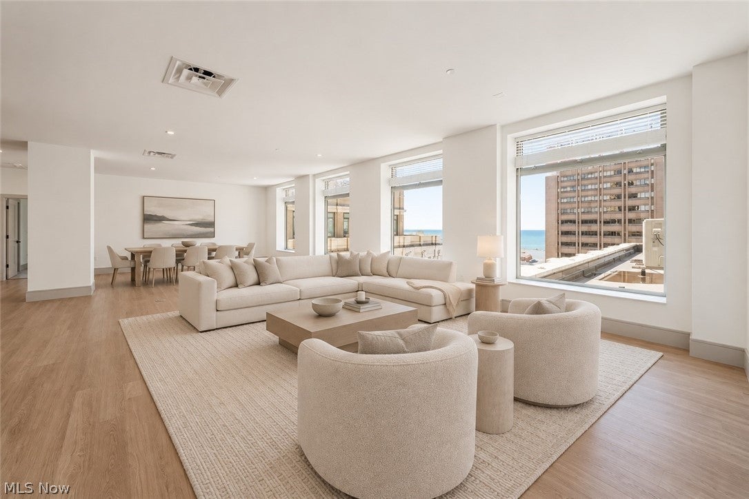 99 W Saint Clair Avenue