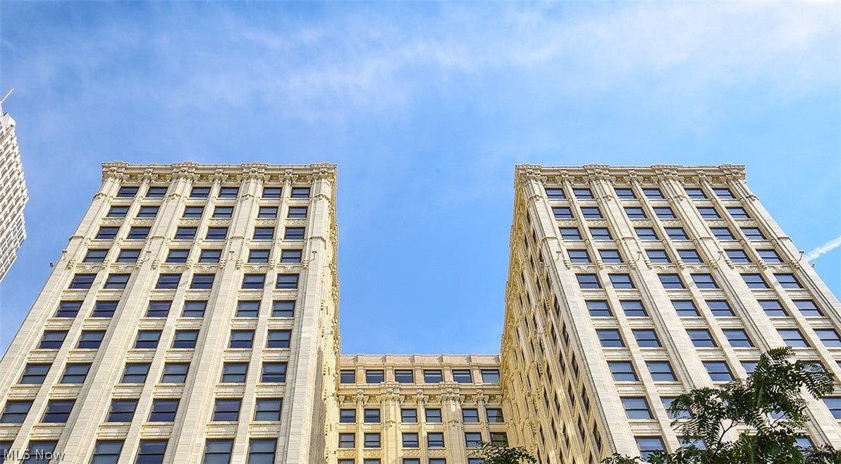 99 W Saint Clair Avenue