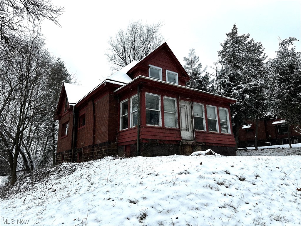 Investors/Visonaries!!!
Welcome to this 3 Bedroom 1 Bath Bungalow located on Saint Clair Avenue that is in need of a makeover. This Property offers a 1 car garage and full basement. Majority of interior have been taken down to the studs with new electric installed.
