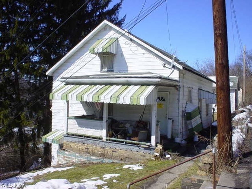 3 BR, 1 Bath Cape Cod with detached single car garage.  House needs extensive repairs.  Nice view of the Ohio River.