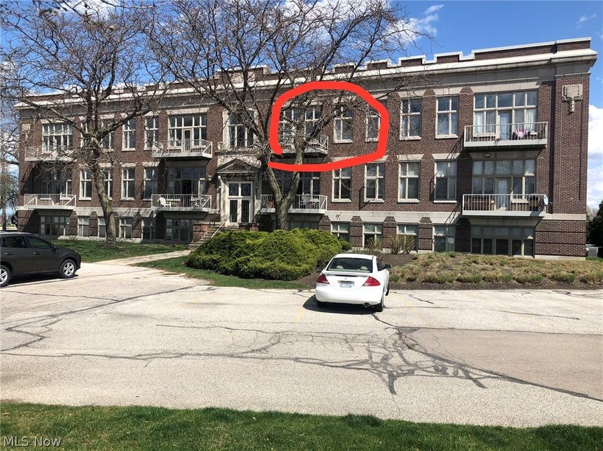 Enjoy easy, carefree living in this charming condo literally steps from lake erie. Well cared for with updated flooring, kitchen cabinets, fully furnished, 10 ft ceilings, in suite laundry, only unit in the building w/ 2 full baths, lake views from patio also over lookng a quant courtyard.
This condo is as beautiful inside as the views are outside.
Schedule your personal showing today.