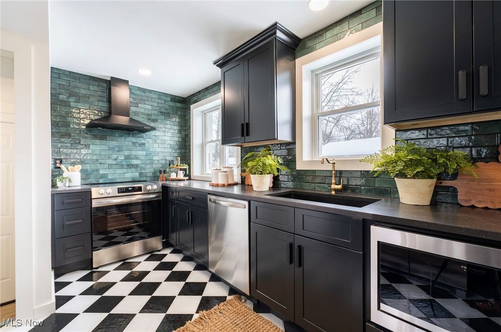 Photo of 1728 Sunset Dr, Warren, OH 44483 (MLS # 5185239)