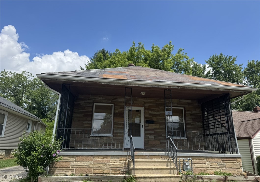 Ranch home on the West side of Youngstown. 1 Story 2 bedroom, living room and kitchen. Private parking in the 1 car detached garage. It has a nice covered front porch, 1 year lease, 1 month security deposit, renters insurance is required. $25 application fee.