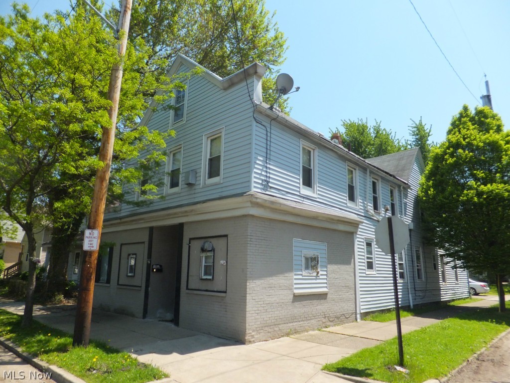 Vinyl sided 7 unit apartment,separate utilities,cash flow-moneymaker