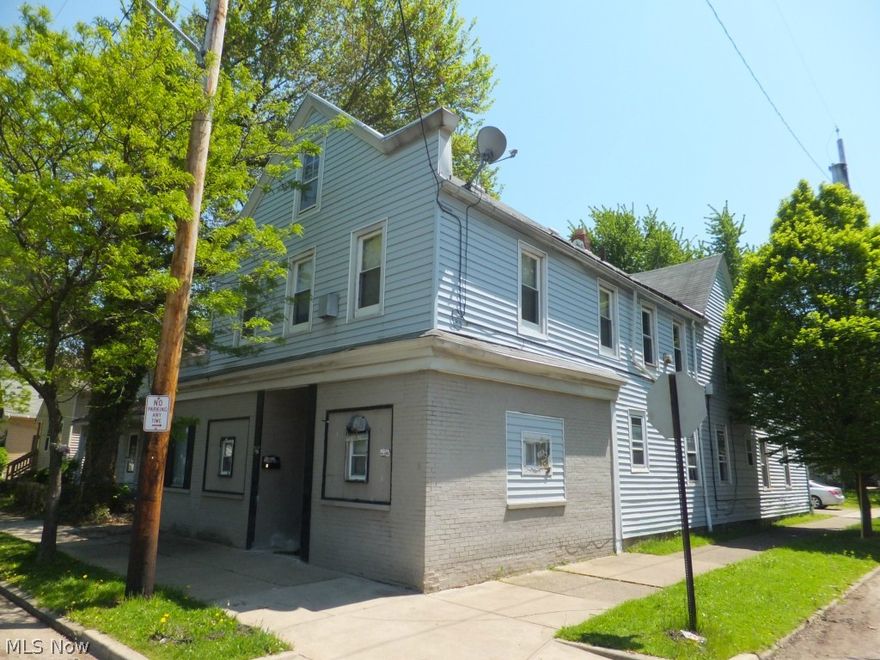 Vinyl sided 7 unit apartment,separate utilities,cash flow-moneymaker