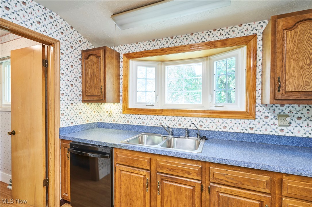 Geneva, Ohio 44041, United States, 4 Bedrooms Bedrooms, ,2 BathroomsBathrooms,Residential,Pending,198605