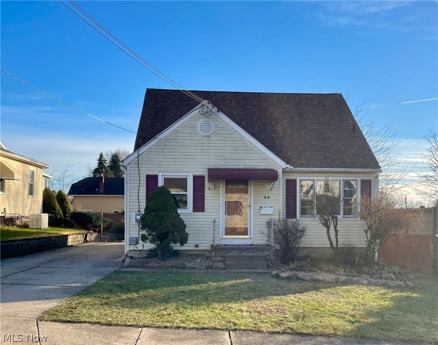 Welcome to 44 Selden Ave, in South Firestone Park! The 3 bedrooms and family room all have hardwood floors and have been freshly painted. The eat-in kitchen has a lot of cabinet space and 3 windows to allow a lot of natural light in. A New Furnace was installed in 2021, New Hot Water Tank 2018, and New Windows 2009. Enjoy the private back yard that is partially fenced in. Plenty of room to add a patio or deck. Paved driveway and 2 car garage (+2 garage door openers). This home is just waiting for you to give it some TLC! Quick access to Portage Lakes, shopping, and restaurants.
Property is being Sold AS-IS. Seller is unable to do any repairs.