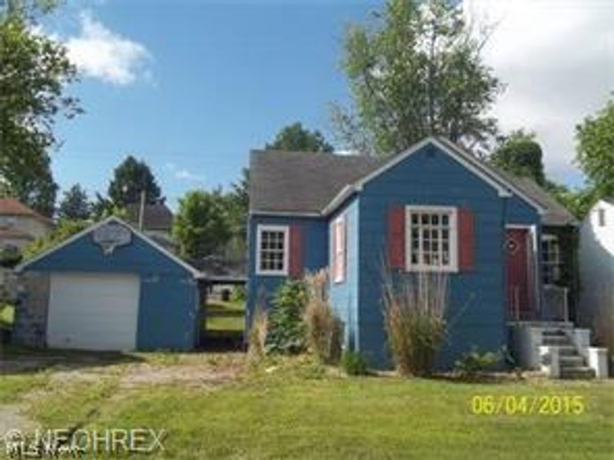 2 bedroom 1 bath bungalow in the heart of north Zanesville. Home is close to schools, shopping and health care facilities. Home has a 1 car detached garage.