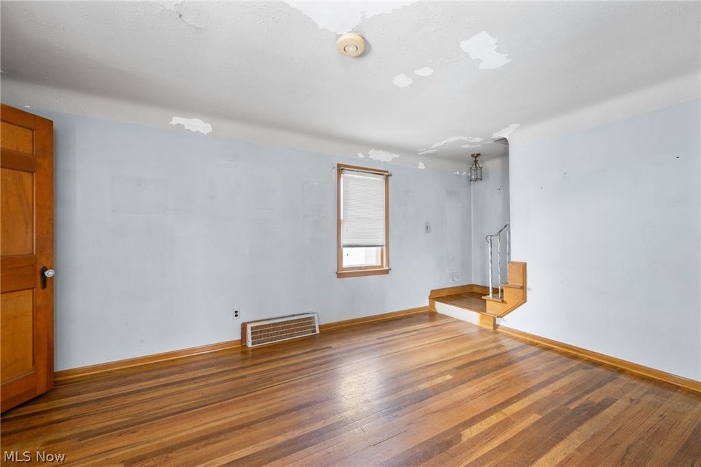 Photo of 19211 Chickasaw Avenue, Cleveland, OH 44119 (MLS # 5194204)