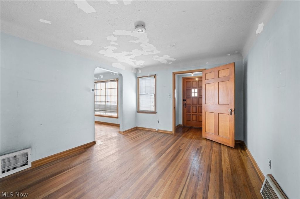 Photo of 19211 Chickasaw Avenue, Cleveland, OH 44119 (MLS # 5194204)