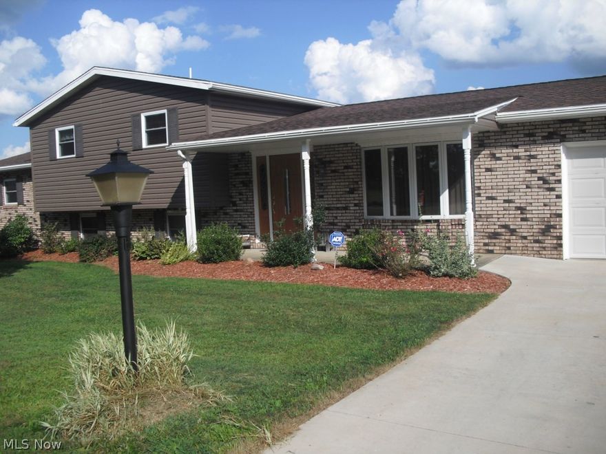 This home has been beautifully updated for you! Four bedrooms, 3.5 baths, family room complete with fireplace and wet bar. Six panel oak doors throughout, new carpeting, textured ceilings, just spotless! Fourth bedroom complete with walk in closet and large bathroom is located in its own private wing. Large concrete patio overlooks the 1.5 acre lot and the beautiful scenic hills.