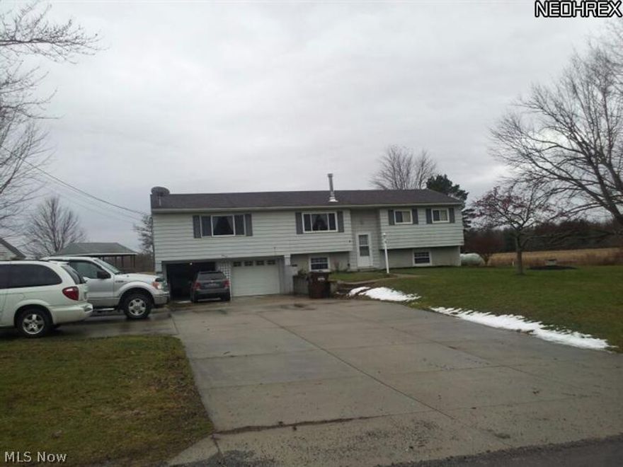 Great Bi-level On Almost An Acre.