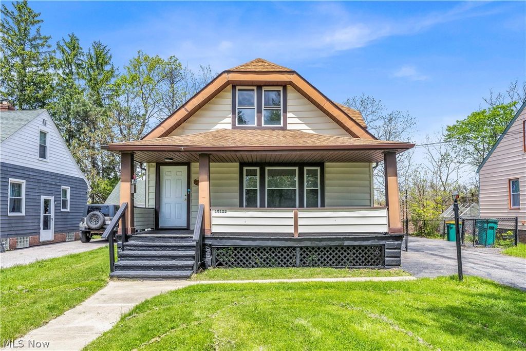 Photo of 18123 Mccracken Road, Maple Heights, OH 44137 (MLS # 5210777)