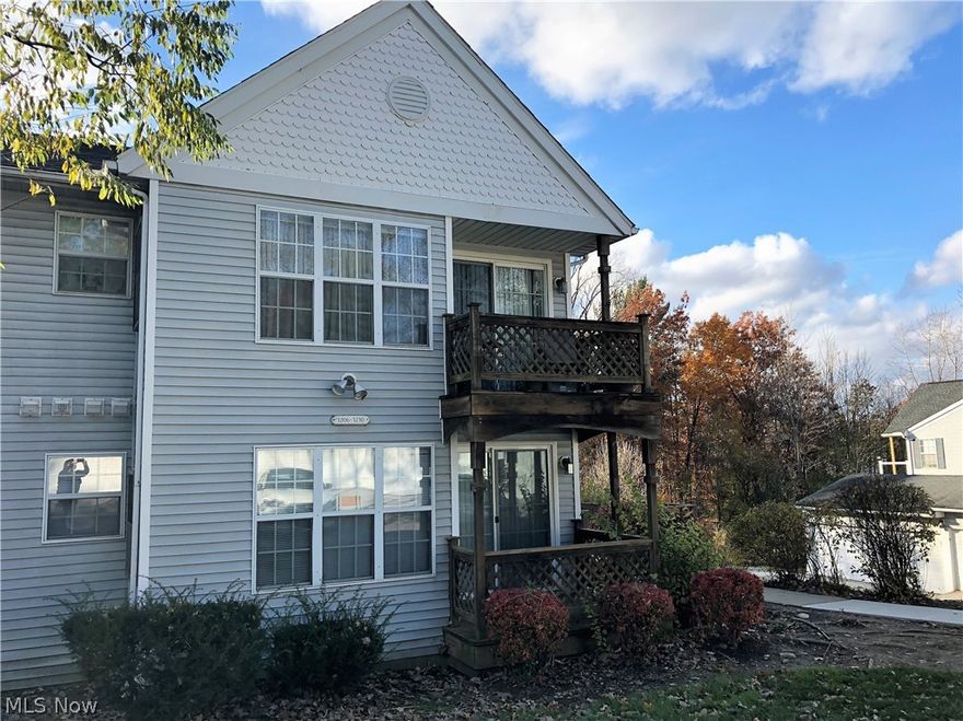 Ranch style condo - First floor - Steps to your door! Great Location! Minutes to I77 - Close to Downtown Cleveland and Akron! Close to shopping, restaurants, all the conveniences! Living room/Dining room with fireplace. Sliders to private patio. Appliances included. In suite laundry. Amenities include, indoor pool, workout room, club house, recreation, enclosed patio and hot tub. 2 year lease for $825 One year lease $850