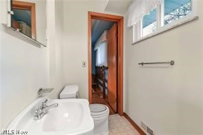 Main image without alt text