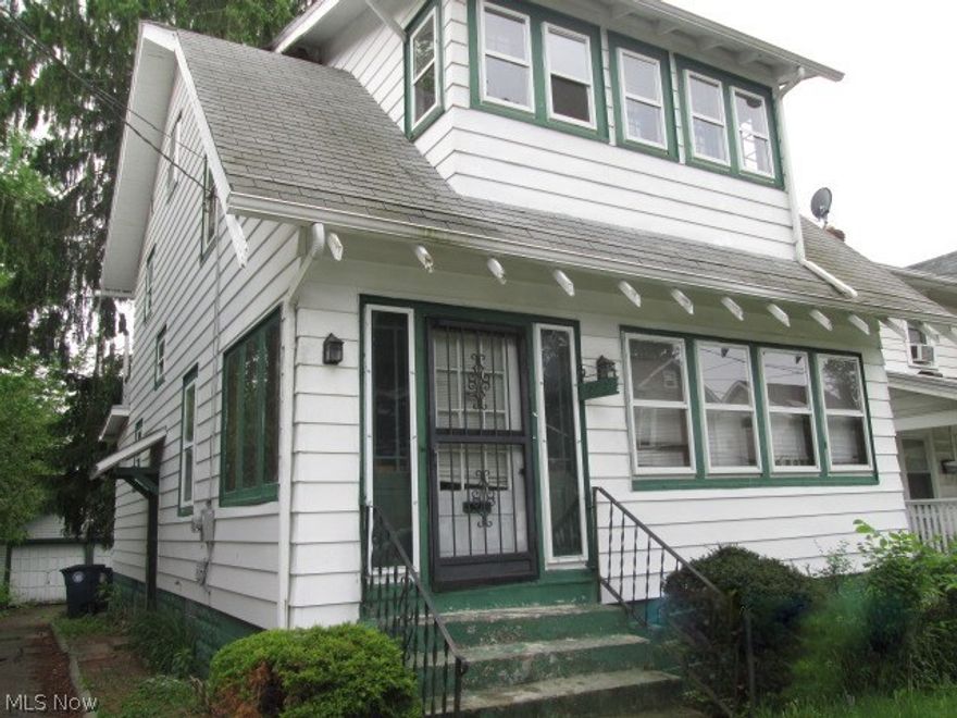 Classic colonial with a fireplaced family room for those cold nights. Nice size bedrooms, a large dining room for all the family gatherings or cozy dinners for 2.