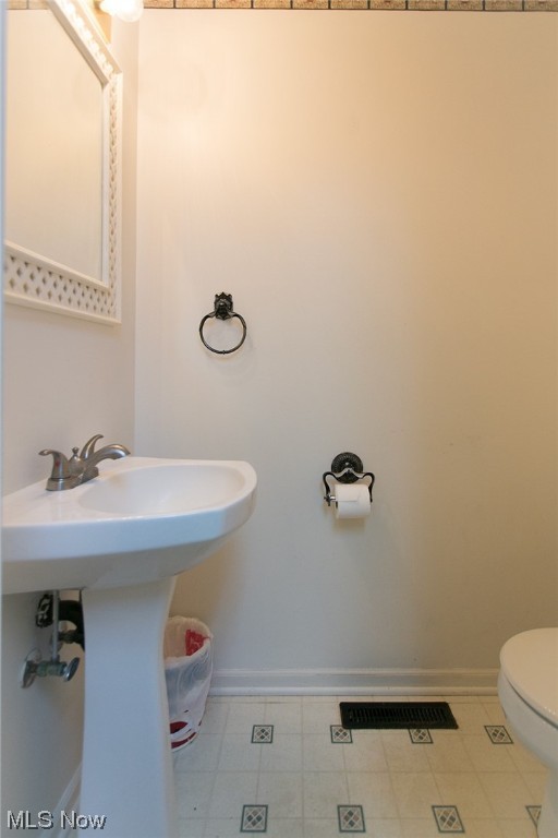 Main image without alt text