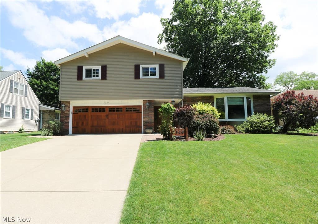 Photo of 7329 Nethersole Drive, Middleburg Heights, OH 44130 (MLS # 5223150)