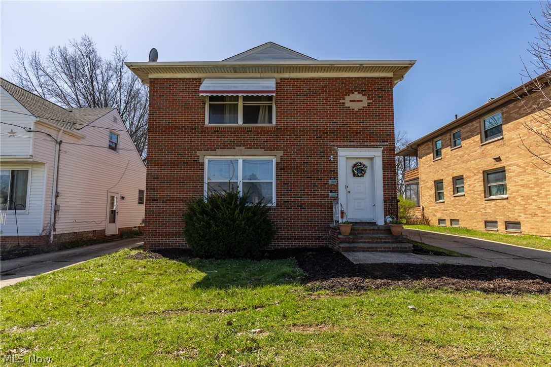 This is a great opportunity to own a darling multi-family home! Stunning hardwood floors throughout, updated bathroom, Charming kitchen. Each unit has two nicely size bedrooms. Also, do not miss out on the beautiful backyard!
