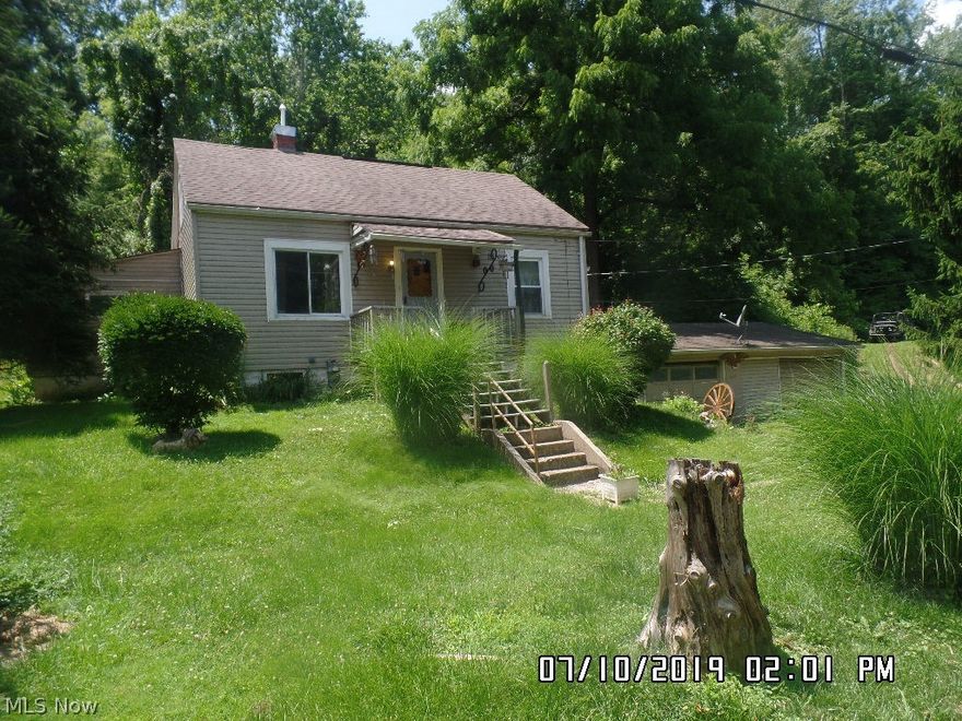 Very cozy, possible 3 bedroom with basement in Maysville Schools.