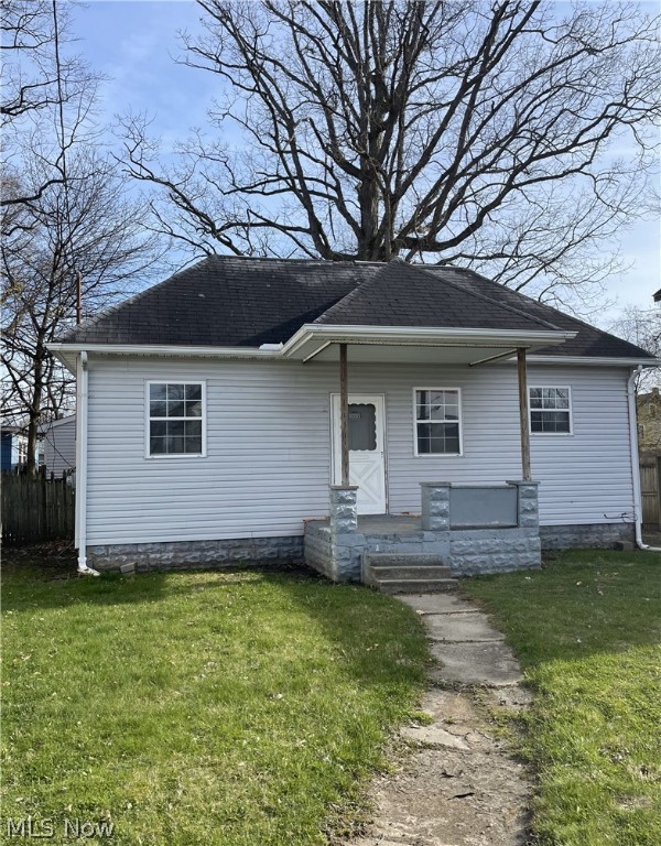 Calling all investors and first time homebuyers! Welcome to 1252 Kentucky Avenue! Enjoy first floor living with 2 bedrooms conveniently located on the main level. There is a finished loft area that can potentially be used as a third bedroom. Boasting an oversized two car garage with shelving and extra work space, this is the perfect home for a handyman! Don't miss your opportunity. Schedule your private viewing today!