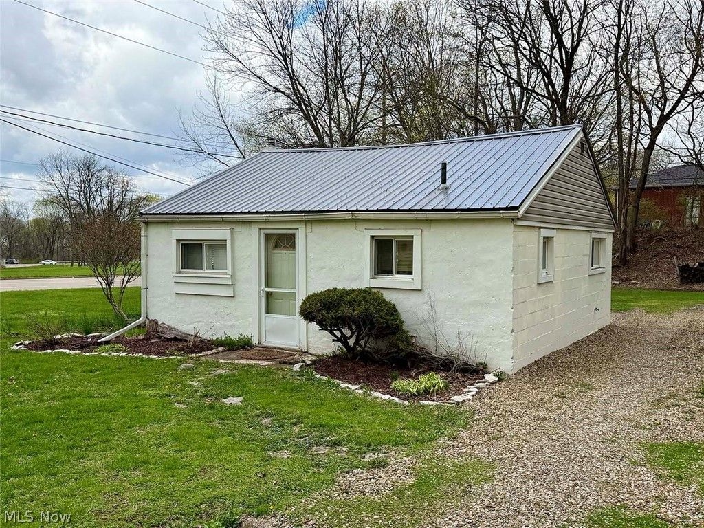 Photo of 1610 Connecticut Avenue SE, Massillon, OH 44646 (MLS # 5199477)