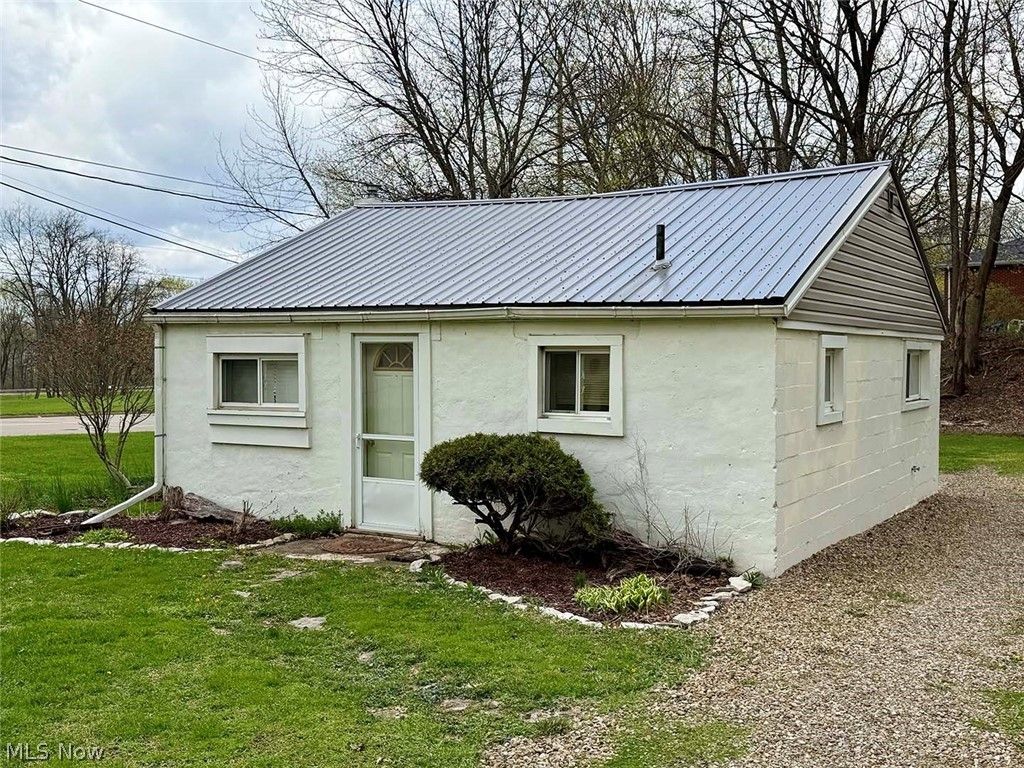 Photo of 1610 Connecticut Avenue SE, Massillon, OH 44646 (MLS # 5199477)