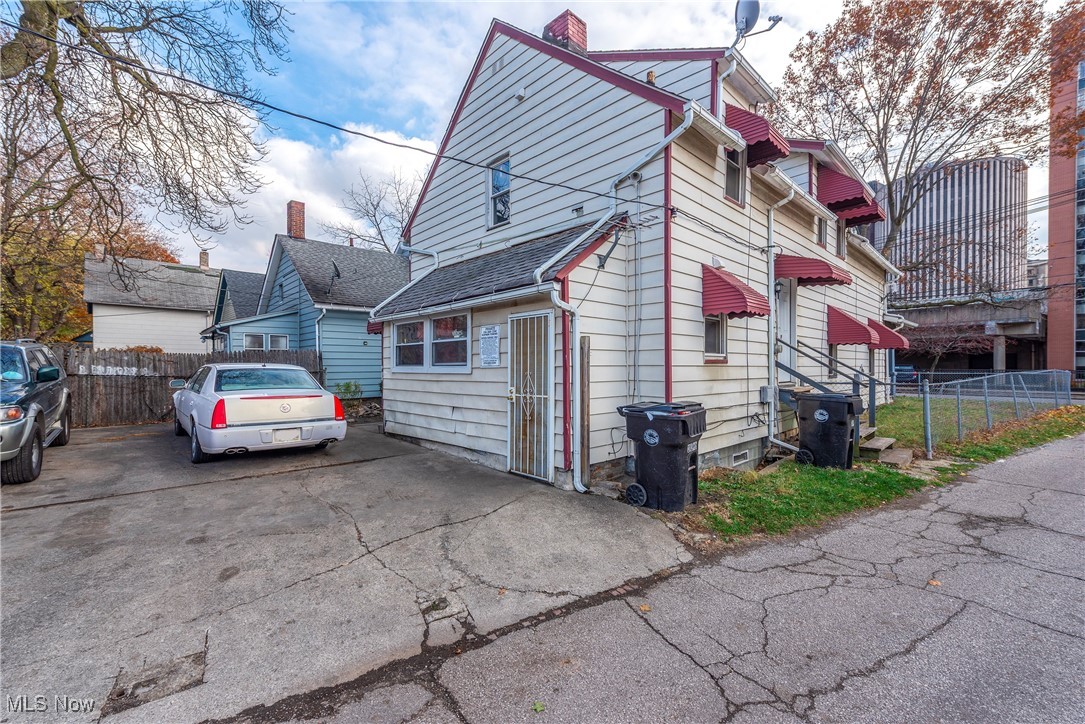 2028 Valentine Avenue