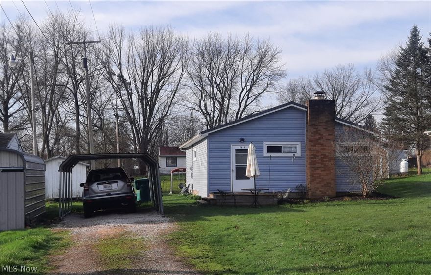 Enjoy this adorable bungalow for your weekend getaways or to enjoy country living.