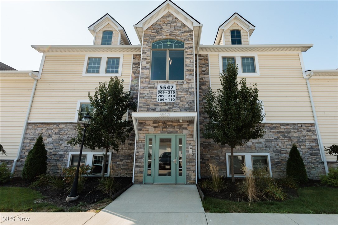 Welcome to this beautiful two-story lofted condo located in the highly sought-after Residence on the Green community. The open-concept layout showcases cathedral ceilings, abundant natural light, and sweeping golf course views that seamlessly blend modern design with everyday comfort.
Luxury vinyl flooring flows throughout the main living areas, leading into a gourmet kitchen with stainless steel appliances, a spacious island for dining and entertaining, and sliding glass doors that open to serene outdoor views. Conveniently located next to the kitchen, the laundry room adds function without sacrificing style.
The main floor features a private primary suite with its own full bath, along with a second large bedroom and an additional full guest bath—perfect for family or visitors. Upstairs, a versatile loft with a cozy fireplace and picture window overlooks the main living area and provides access to a third bedroom and half bath.
Step outside to the patio balcony, an ideal spot to unwind while taking in the peaceful golf course setting. With three bedrooms, two and a half baths, and a highly sought-after location, this condo is the perfect balance of luxury and comfort.
Contact your favorite agent today to schedule a private tour and make this beautiful home yours!
