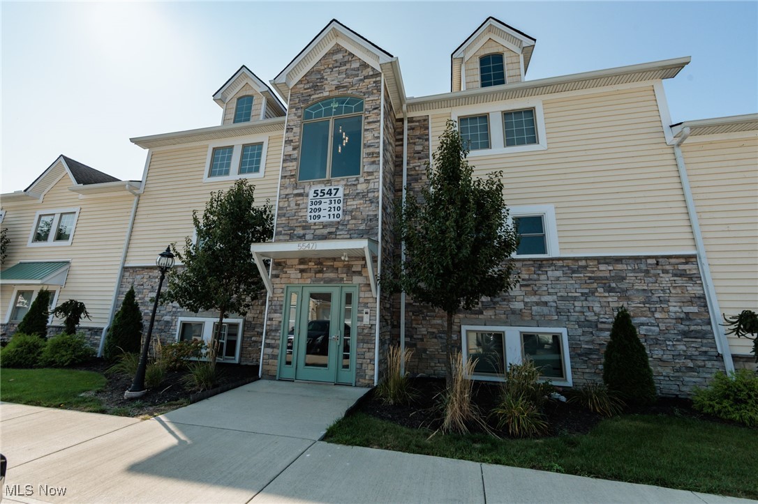 Residence On The Green - Residential