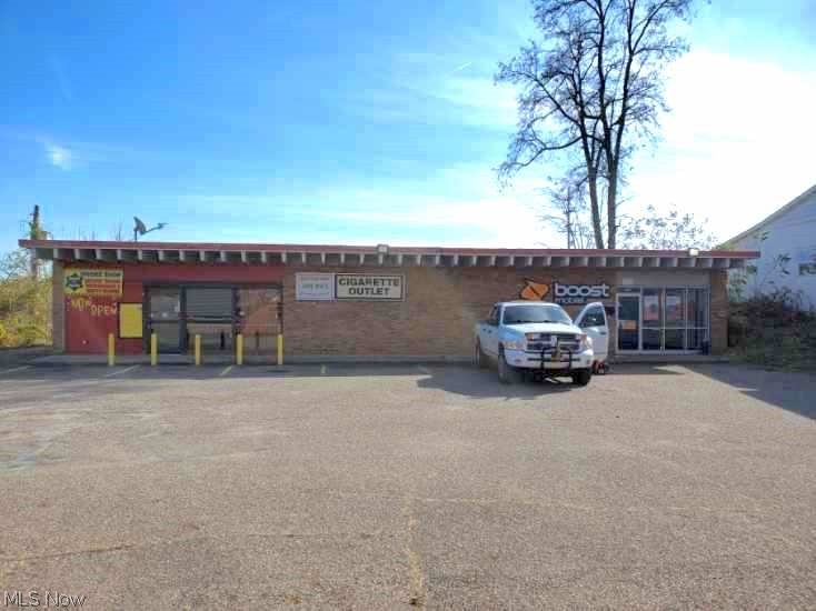 Great retail property for investment or owner user. One side is currently being occupied as a mobile phone/cellular retail store, the other space that is vacant has new floors throughout with 3 offices in the back.